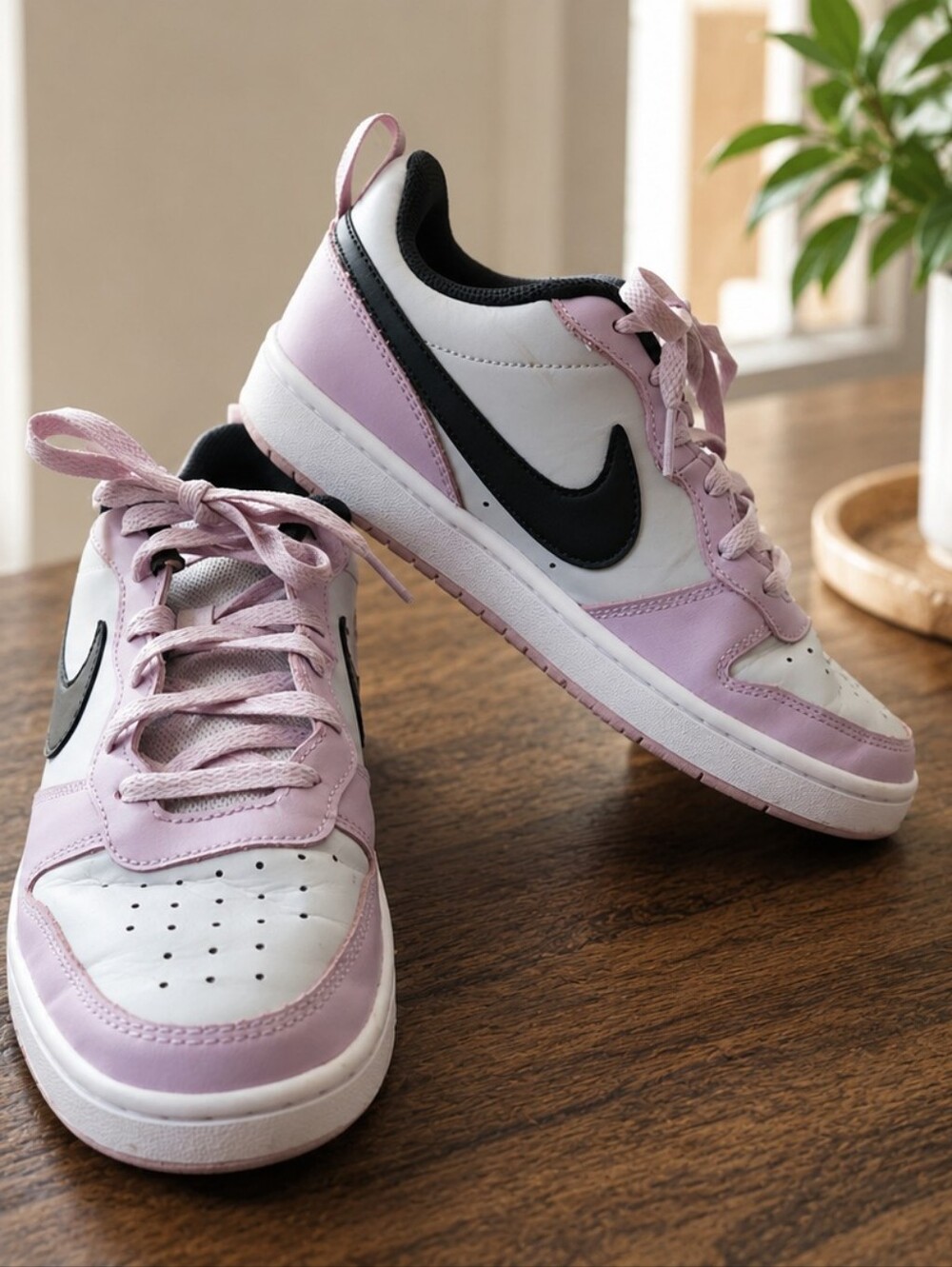 Kids- Nike Court Borough Low 2 sneakers in a photon dust and pink